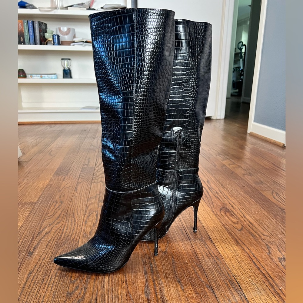 Elegant Black Crocodile-Embossed Women's Boots